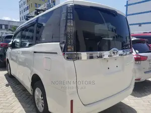 Toyota Voxy 2013 Off White