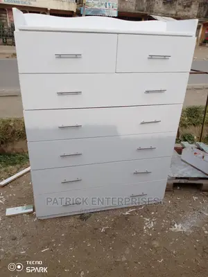 Morden Chest of Drawers 5 by 4 Fitts