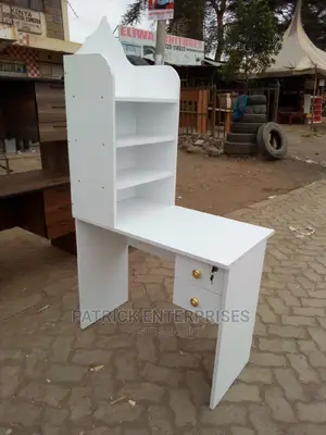 Morden Manicure Desk With Stand Shelf