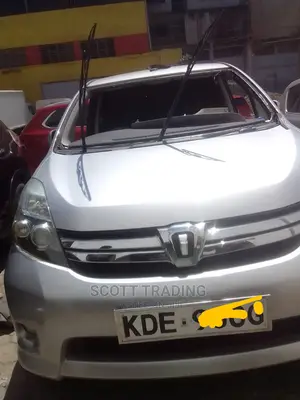 Toyota Isis Front Windscreen
