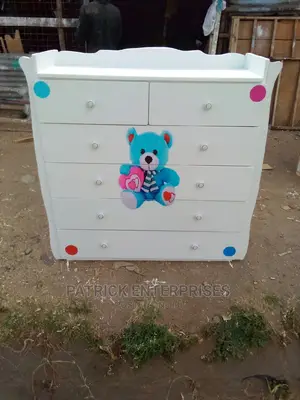 Morden Chest of Drawers 4 by 4 Fitts