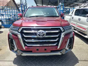 2016 Red Toyota Land Cruiser: Luxury Off-Roading