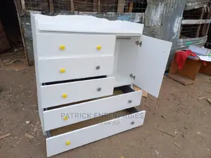 Morden Chest of Drawers 4 by 4 Fitts
