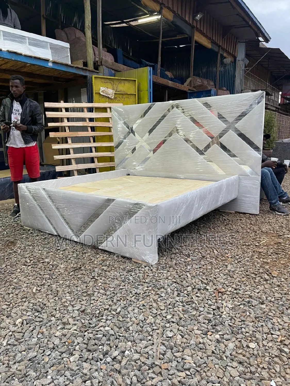 6/6 Mirrored Bed