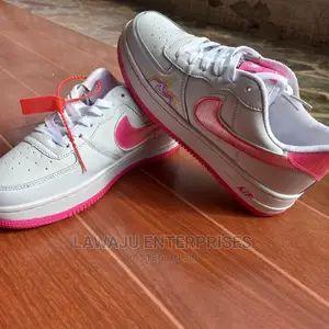 Ladies Nike Sneakers - Size 39