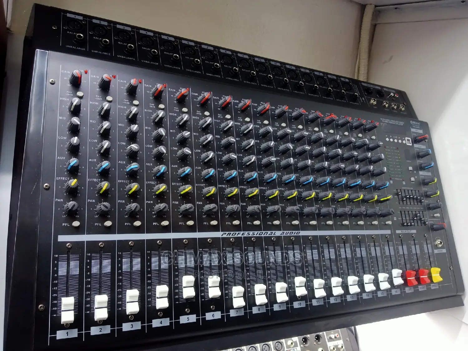 Powered Mixer 16 Channels