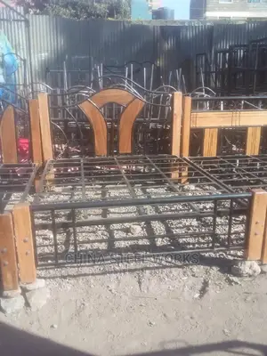 Metalic Frame Hardwood Stands Bed