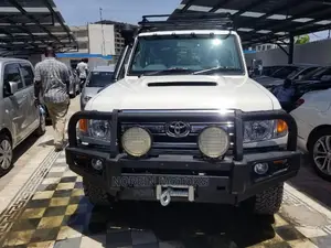 Toyota Land Cruiser 4.5 V8 DLX 2015 Beige