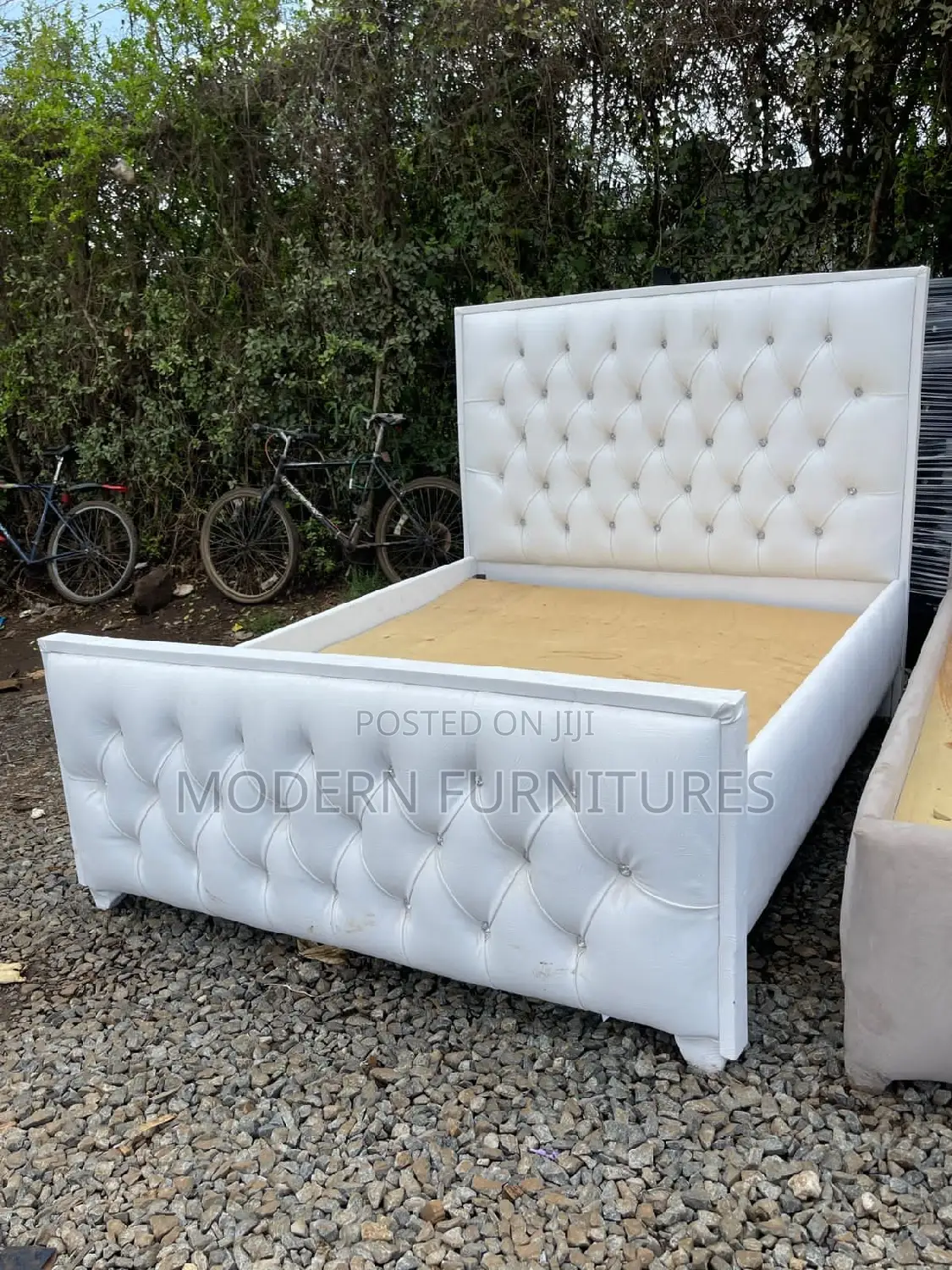 5/6 Tufted Bed