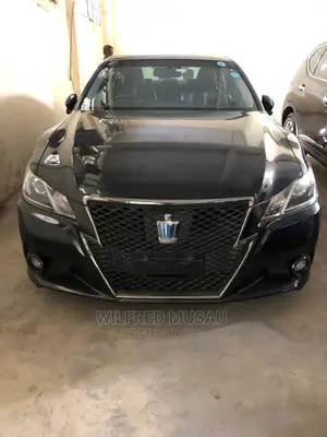 2015 Toyota Crown Black: Blackout Luxury Sedan
