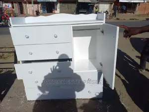 Morden Chest of Drawers 4 by 4 Fitts