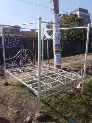 Metalic Bed 4 by 6