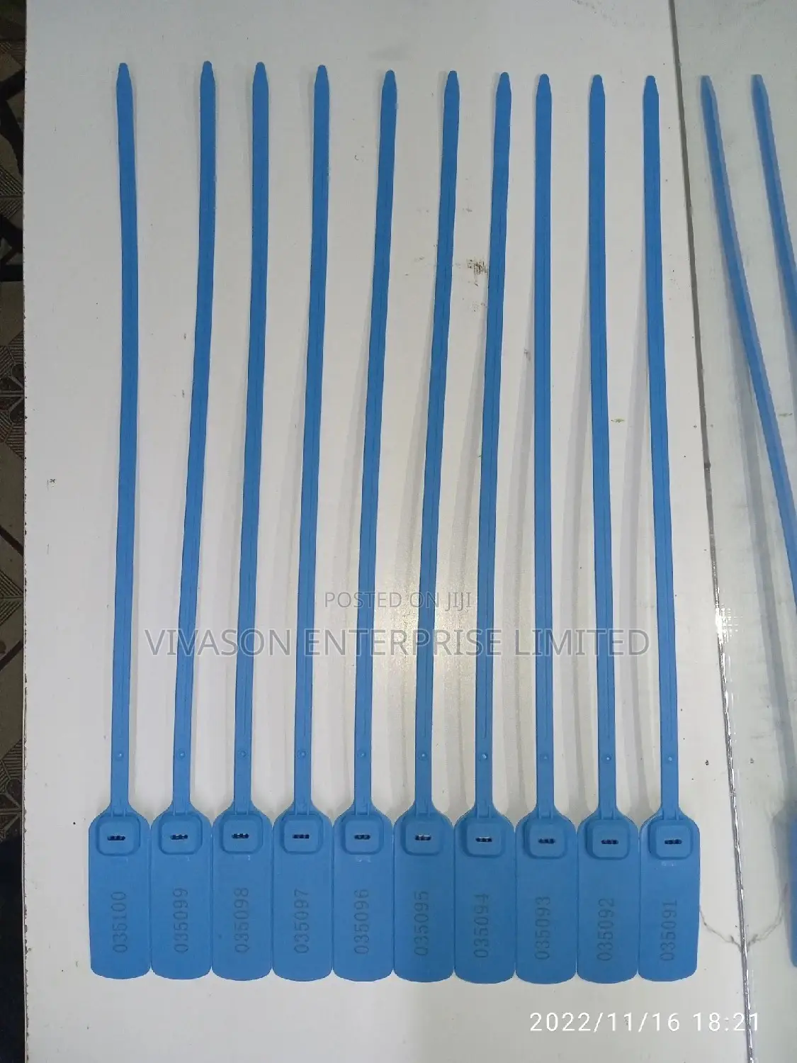 Flat Plastic Seals 40cm.