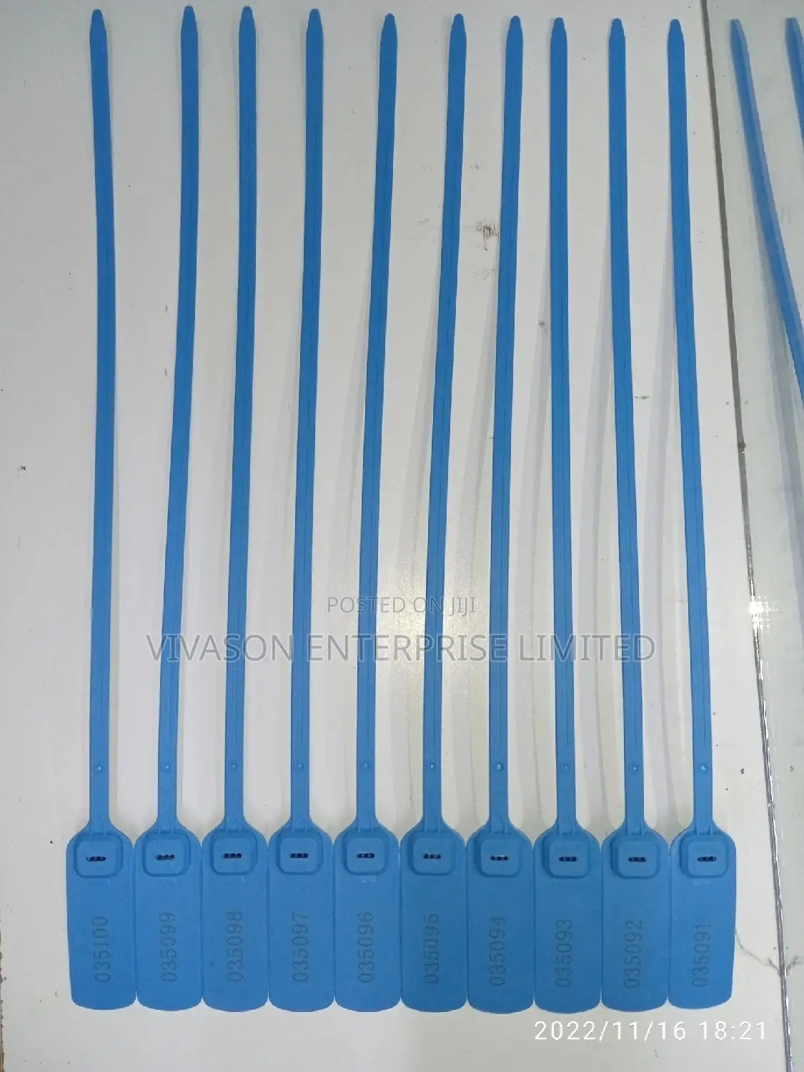 Flat Plastic Seals 40cm.