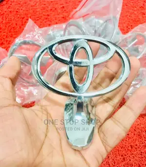 Silver Toyota Stand Bonnet Car Logo