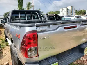 Toyota Hilux 2016 Silver