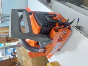 Heavy Duty Cutting Husqvarna 272xp Powersaw