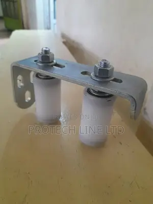 Sliding Gate Upper Guide L Bracket With Rollers
