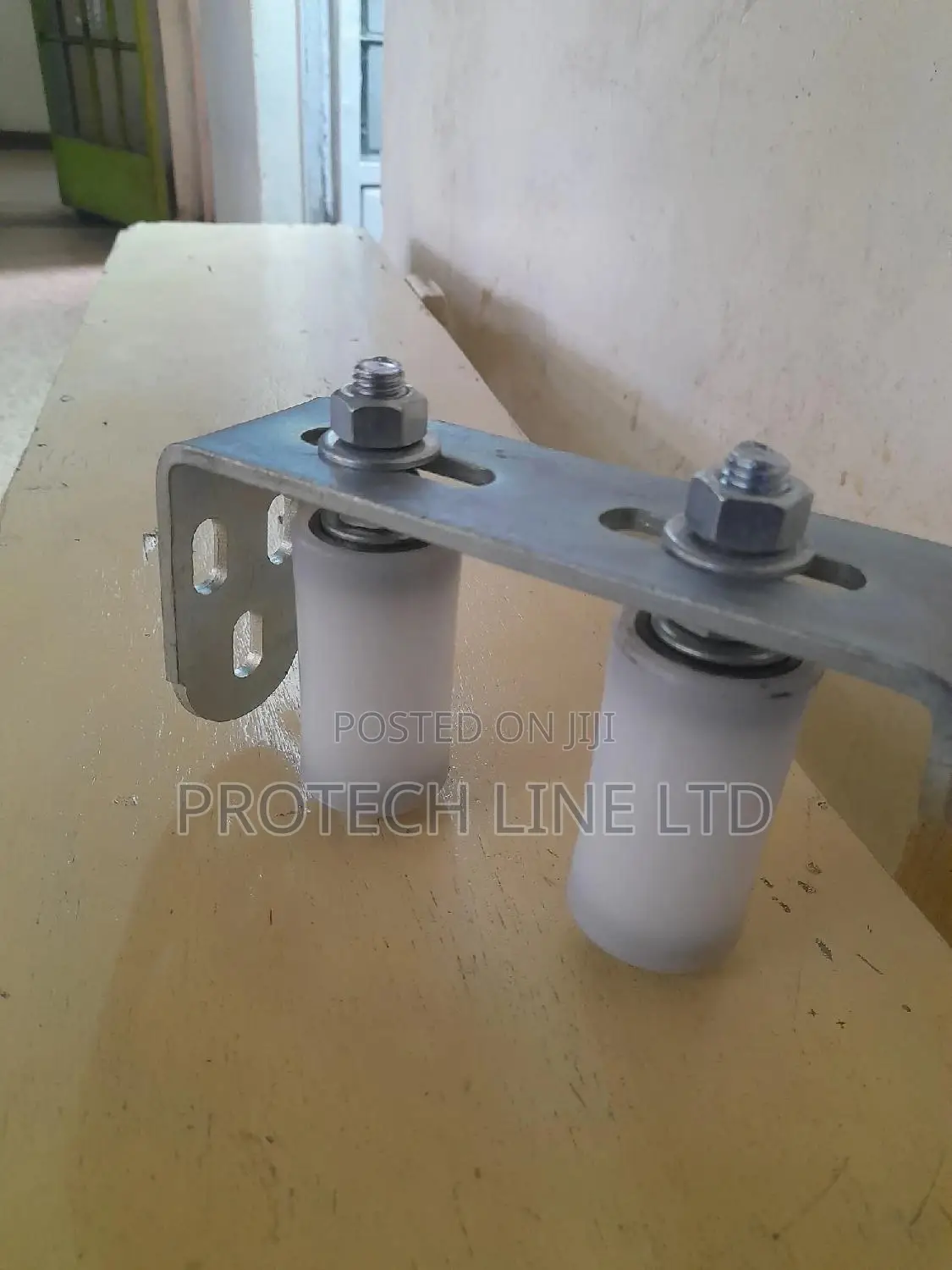 Sliding Gate Upper Guide L Bracket With Rollers