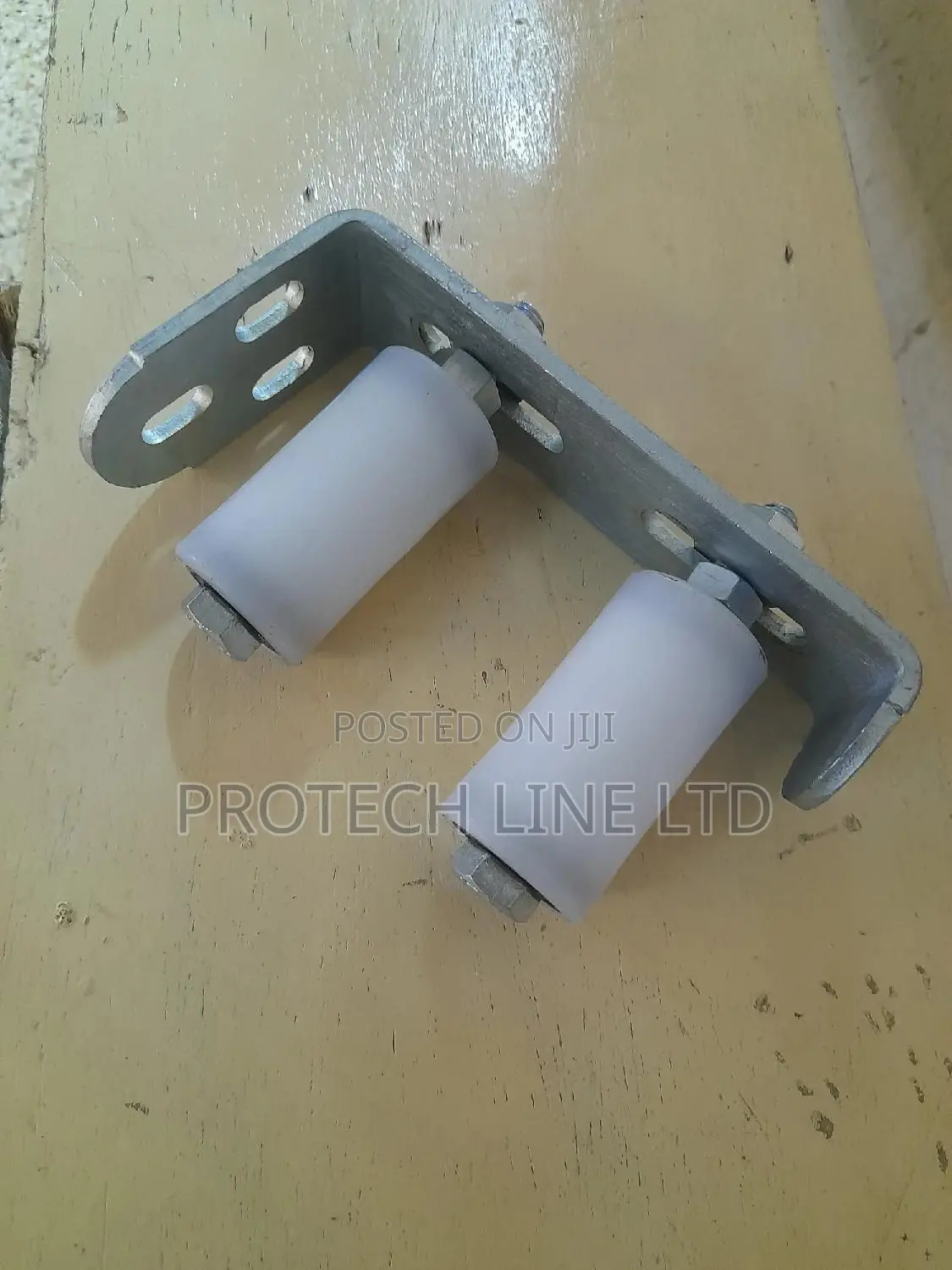 Sliding Gate Upper Guide L Bracket With Rollers