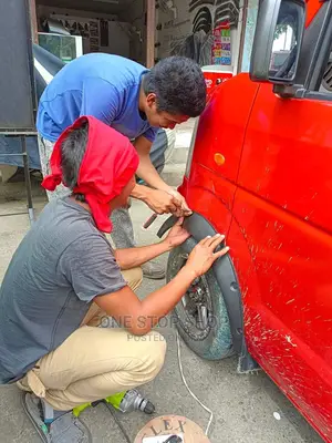 Technitians Fitting Fender Flares(Universal )