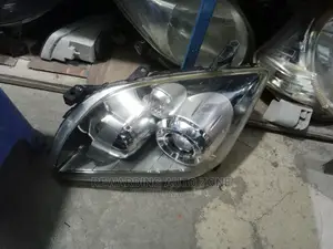 Toyota Avensis Headlight Xenon 2005.