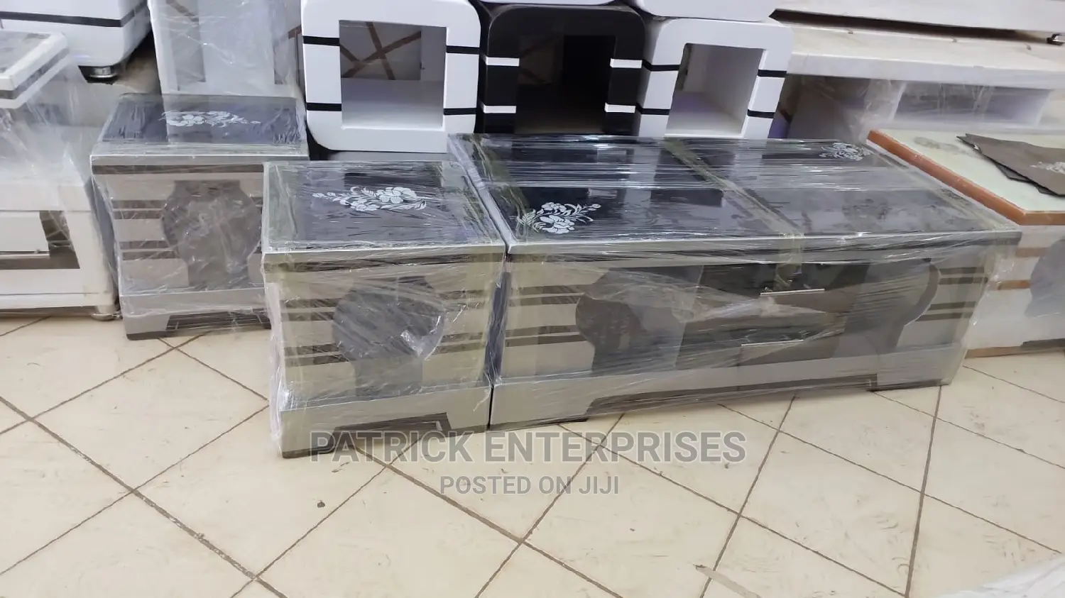 Morden Coffee Table With 2 Stools