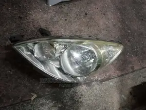 Nissan Note 2010 Model.Headlights