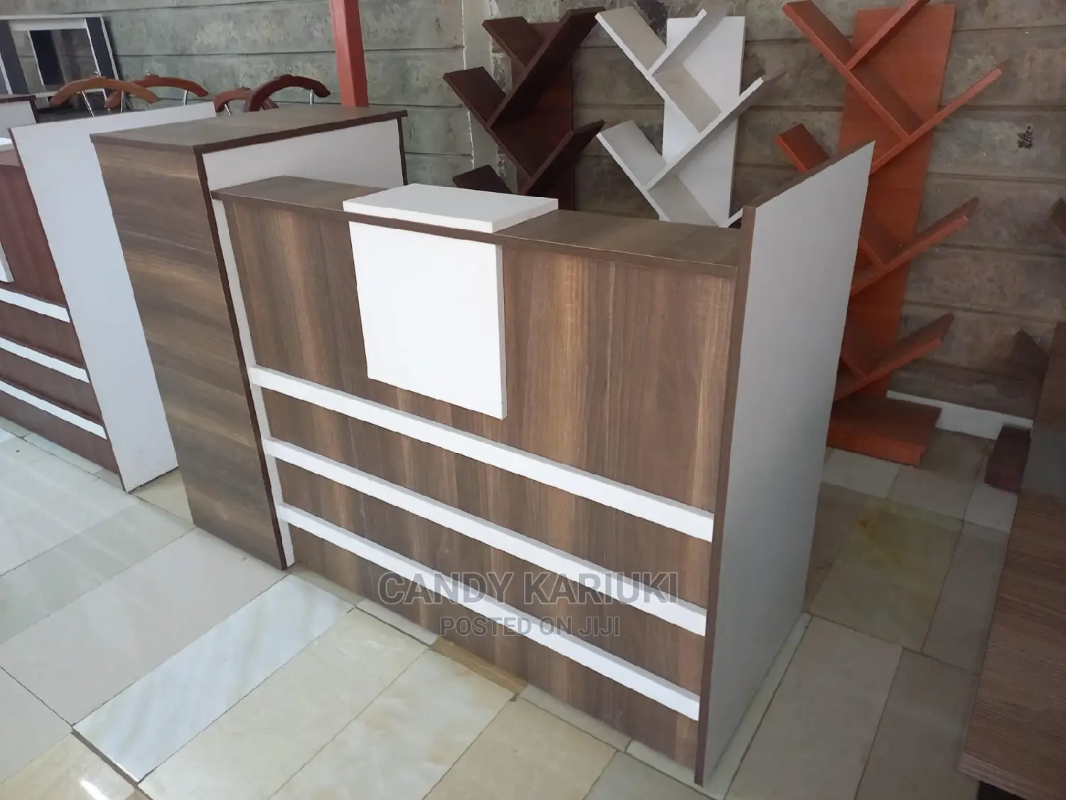 Spacious 1.6m Reception Desk