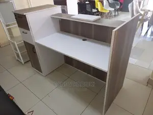 Spacious 1.6m Reception Desk