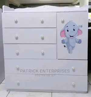 Morden Chest of Drawers 4 by 4 Fitts