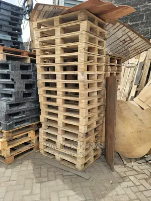 Wood and Plastic Pallets- Small Sizes