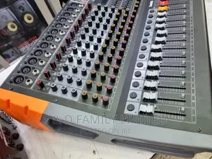 Samick 12 Channels Powered Mixer