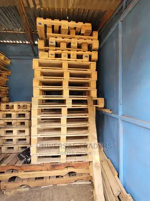Wooden Pallets With Flat Top Surface