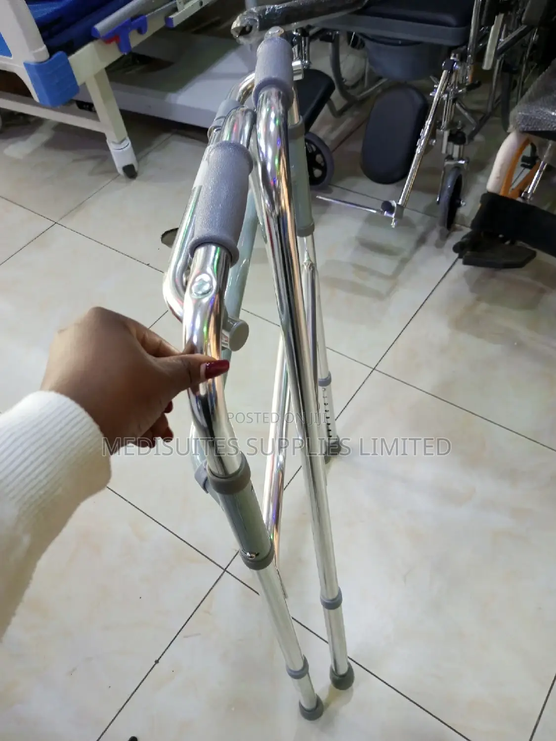 Foldable Walking Frame Without Wheels.