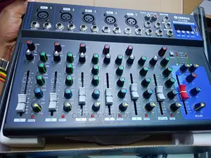 Plain Mixer 7 Channels Yamaha