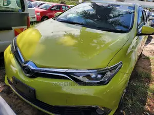 Toyota Auris 2016 Yellow