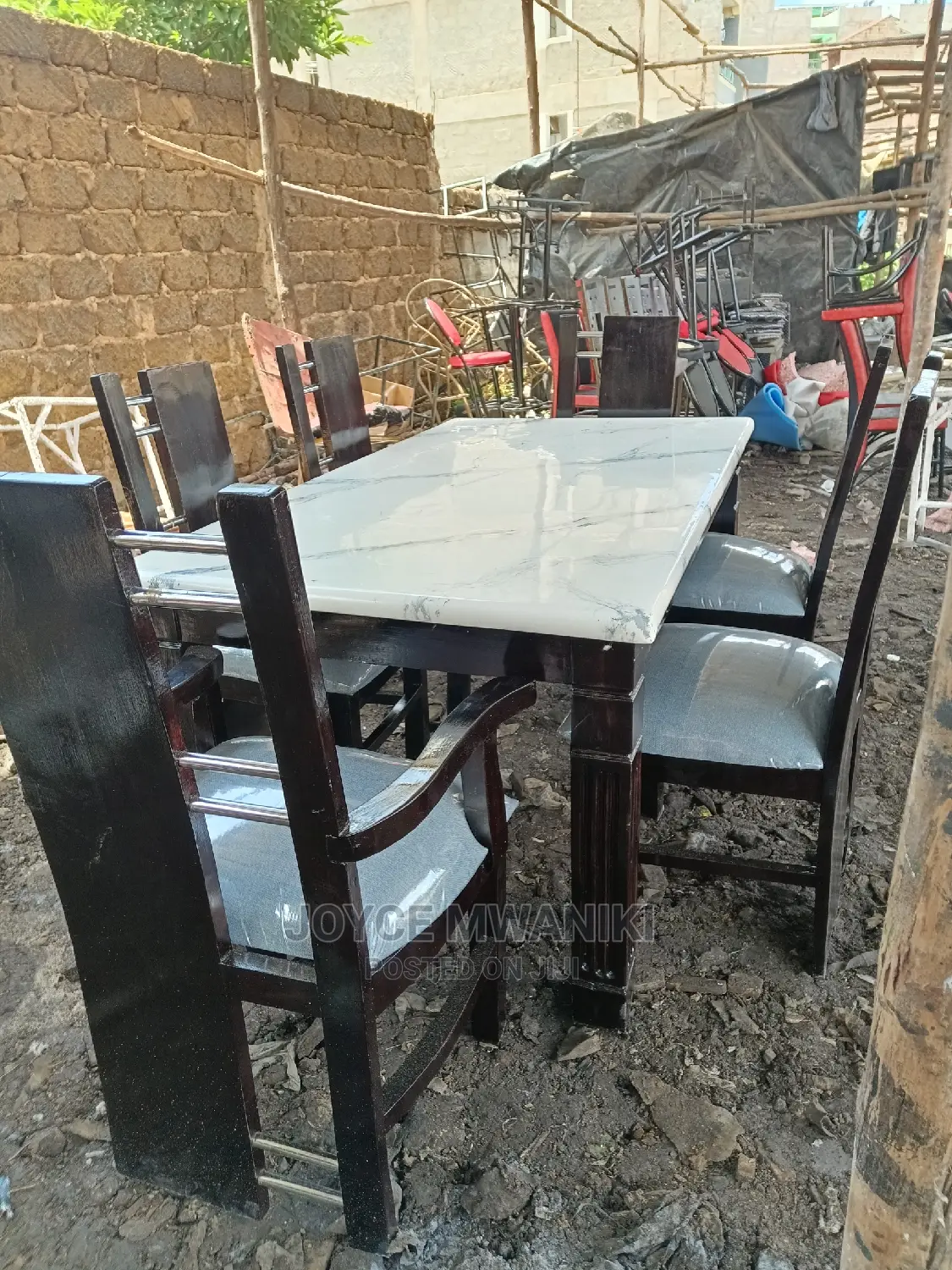 Dinning Table With 6 Chairs.