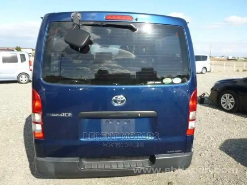 Toyota HiAce 2017 Blue