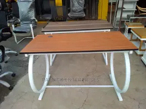 Morden Office Desk Metallic Frame Top MDF Board 1.2 MTRS