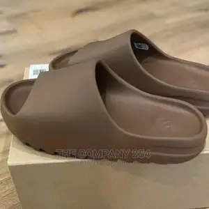 *Yeezy Slides* Size:40-45 Price:2500