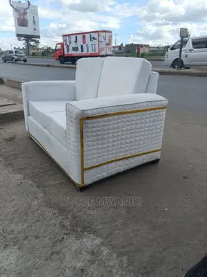 Sofa 2seatet White in Colour