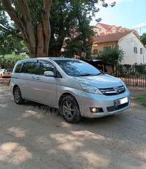 Toyota ISIS 1.8 Platana 2WD 2013 Silver