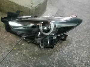 Axela 2013 Headlight Xenon