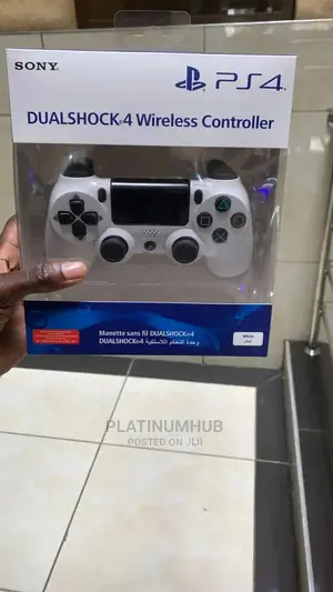 PLAYSTATION 4 CONTROLLER (White)