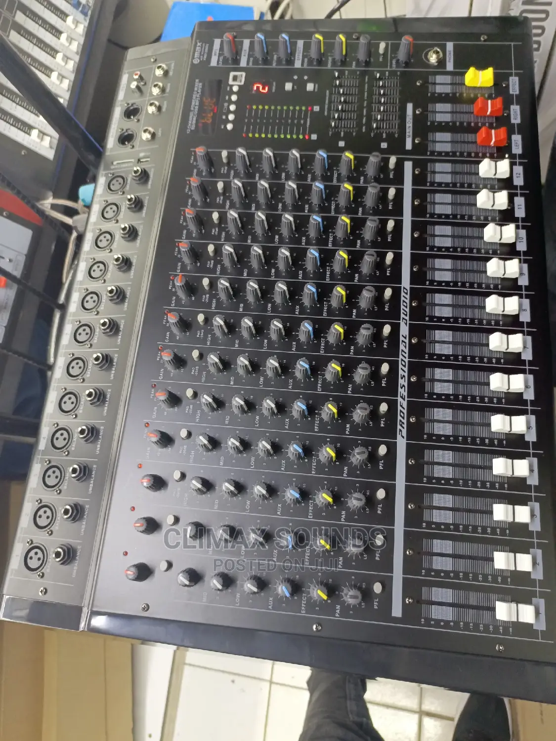 Powered Mixer 12 Channels Max Black