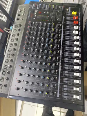 Powered Mixer 12 Channels Max Black