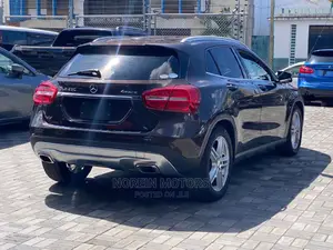 Mercedes-Benz GLA 250 2017 Brown