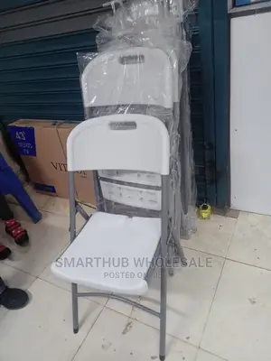 Foldble Chairs Color White and Strong