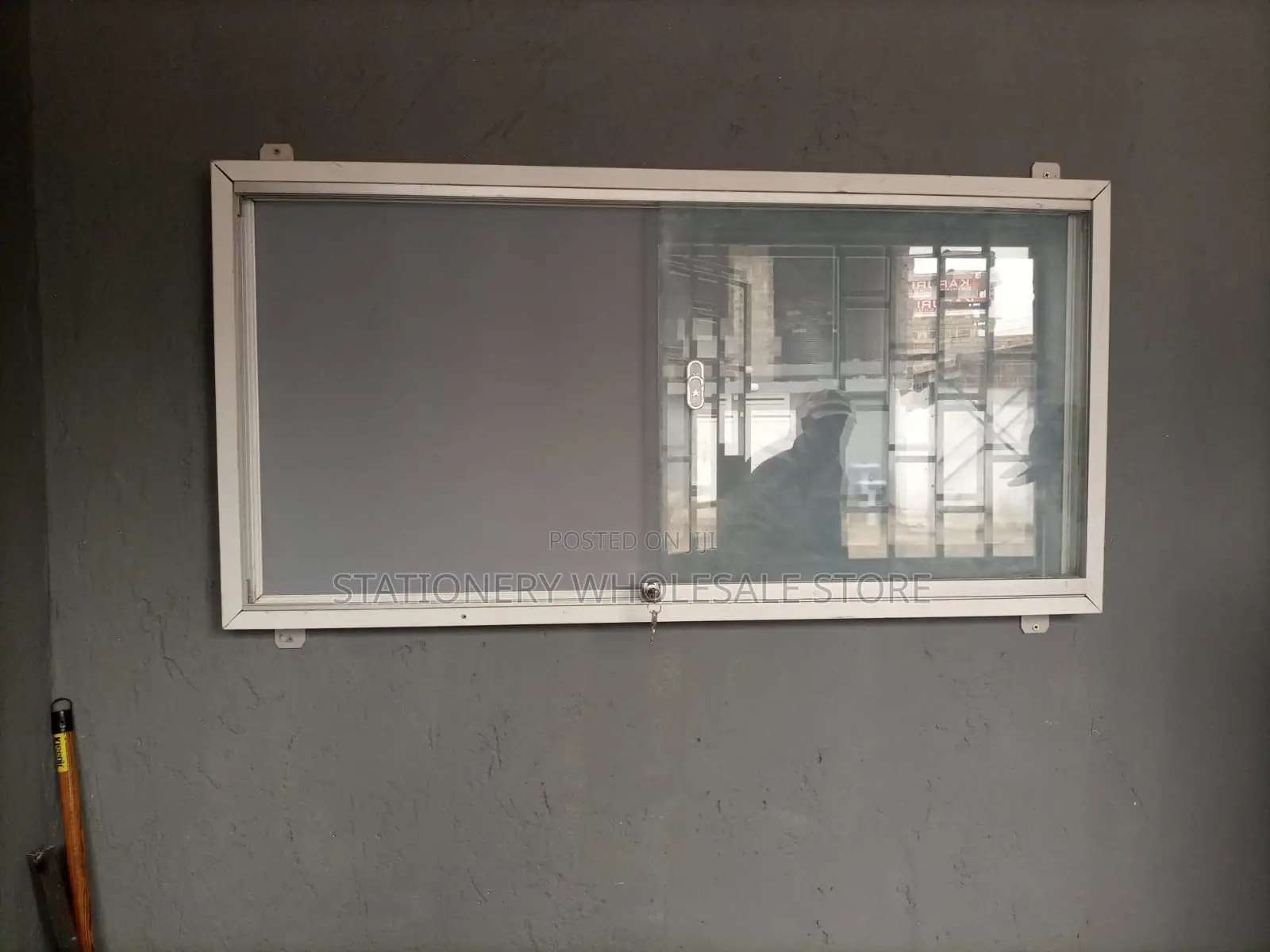 Lockable Glass Sliding Pin Board
